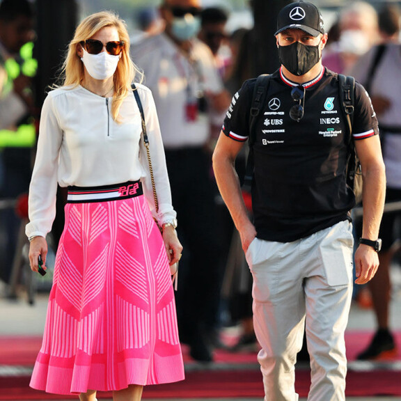 Upea sporttipari! Tiffanyn värikäs asu kiinnitti huomion Jeddah Corniche Circuitin varikolla Saudi-Arabiassa itsenäisyyspäivän aattona. Varikolla