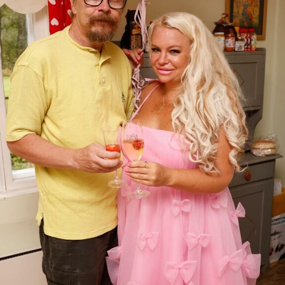 Vielä kesällä Johanna viihtyi Veijon vierellä. Vielä kesällä Johanna viihtyi Veijon vierellä.