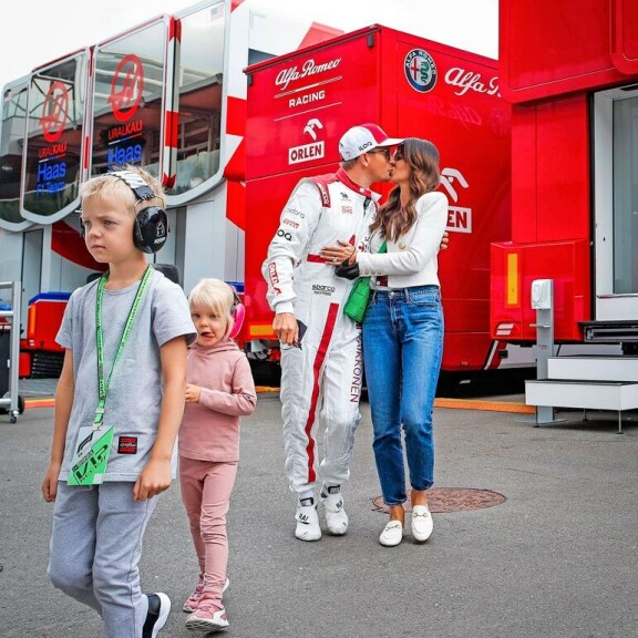 Poika ei ole pudonnut kauas puusta. Kuusivuotias Robin Räikkönen on jo herättänyt huomiota ilmiselvillä ajotaidoillaan. Isukki Kimiä nähtäneen tulevaisuudessa yhä enemmän poikansa karting-varikoilla. Poika ei ole pudonnut kauas puusta. Kuusivuotias Robin Räikkönen on jo herättänyt huomiota ilmiselvillä ajotaidoillaan. Isukki Kimiä nähtäneen tulevaisuudessa yhä enemmän poikansa karting-varikoilla.