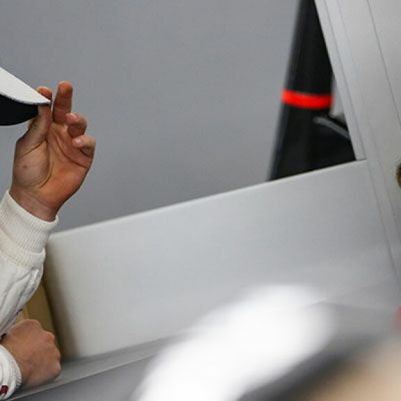 Vuosi sitten Espanjassa. Tiffany ja Valtteri saivat testiajojen lomassa pienen vapaahetken. VE