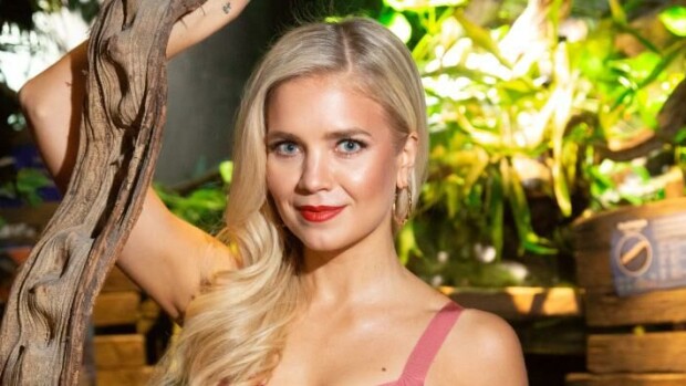 Nyt on antava toppi, Lotta Hintsa! Katso, miten rohkeana vaaleaverikkö flirttailee faneilleen! Lotta Hintsa