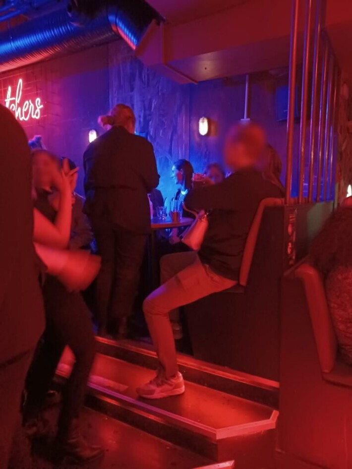 Sanna Marin viihtyi oman seurueensa kanssa yökerho Butchersissa viime lauantaina. Sanna Marin bilettää