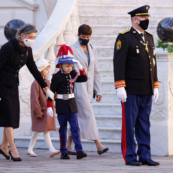 Albertin siskot Caroline ja Stephanie ovat ottaneet kaksoset siipiensä suojiin. Ruhtinas Albert, prinsessat Caroline ja Stephanie, prinssi Jacques ja prinsessa Gabriella