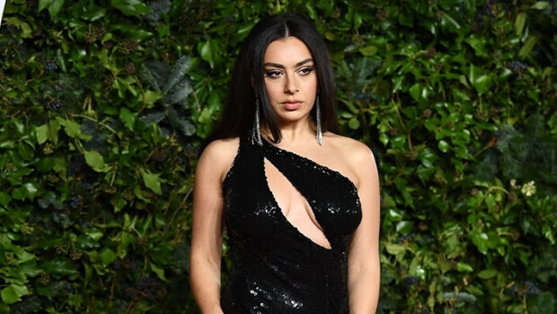 Hupsista! Laulaja Charli XCX:n olkain petti palkintogaalassa: rinta paiskautui esiin - video Charli XCX