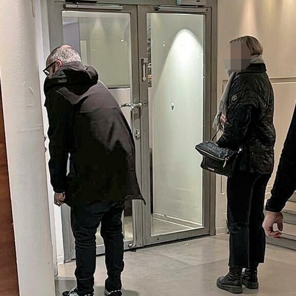 Tuomas poistui vikkelästi ravintolasta seuralaisensa kanssa. Tuomas poistui vikkelästi ravintolasta seuralaisensa kanssa.