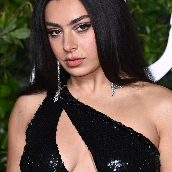 Chalotte Emma Aitchison eli Charli XCX singahti maailmansuosioon Icona Popin kappaleen ”I Love It” myötä. charli XCX