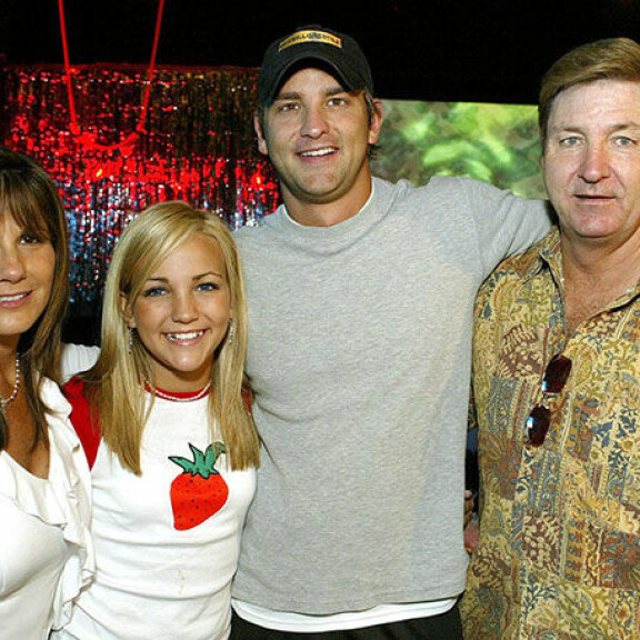 Britneyn perheen sisällä on jännitteitä, kuten vanhempien on-off-liitto sekä James-isän halu kontrolloida Britney-tytärtään. Lynne, Jamie, Brian ja James Spears