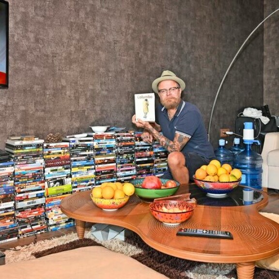 Asunnosta löytyy mittava elokuva- ja tv-kirjasto. Asunnosta löytyy mittava elokuva- ja tv-kirjasto.