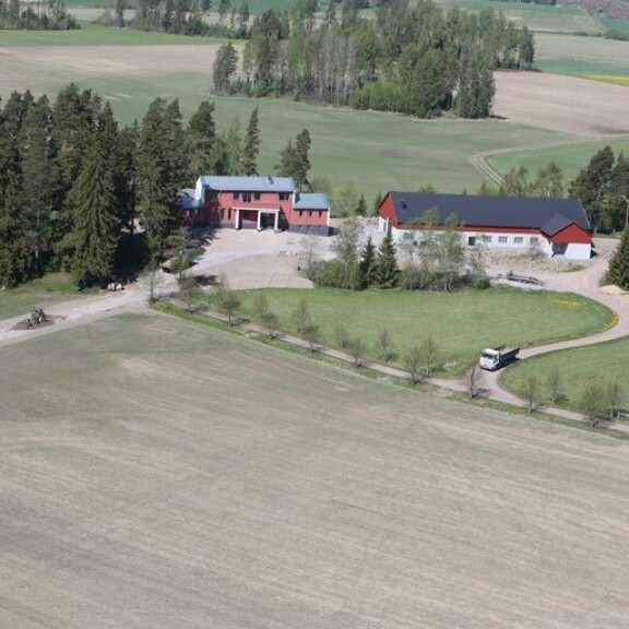 Samin hulppeassa talossa on tilaa temmeltää. Hevosillekin on rakennettu iso talli. Kuva vuodelta 2014. Samin hulppeassa talossa on tilaa temmeltää. Hevosillekin on rakennettu iso talli.