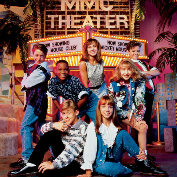 Pop-genren kaksi supertähteä Britney (edessä oikealla) ja Christina Aguilera (Britneyn takana oikealla) tutustuivat lapsina tv-sarjan kuvauksissa. The All New Mickey Mouse Club