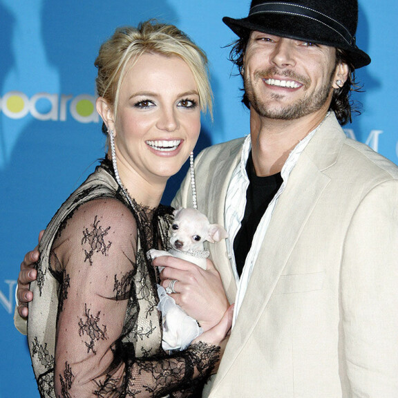Britney erosi taustatanssijastaan Kevin Federlinestä kolmen aviovuoden jälkeen. Syynä eroon oli miehen raju juhlinta. Britney Spears ja Kevin Federline