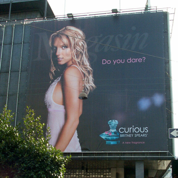 Britneyn Curious-tuoksua mainostetaan riskejä pelkäämättömän romanttisen, itsenäisen ja ilkikurisen naisen tuotteena. Britney Spears