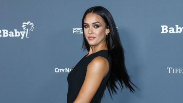 Huh, mikä bikinibeibe! Jessica Alba, 40, keikisteli timmissä kropassaan - Katso kuumat kuvat! Jessica Alba