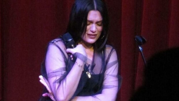 Brittilaulaja Jessie J murtui kyyneliin kesken keikan – taustalla rankka menetys: 'Sydämenlyöntiä ei enää kuulunut' Jessie J