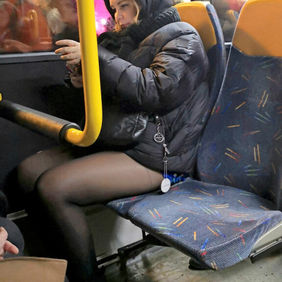 Vuonna 2018 Napakymppiinkin osallistunut Tinni on tuttu näky yöelämässä. (Lukijan kuva) Tinni bussissa