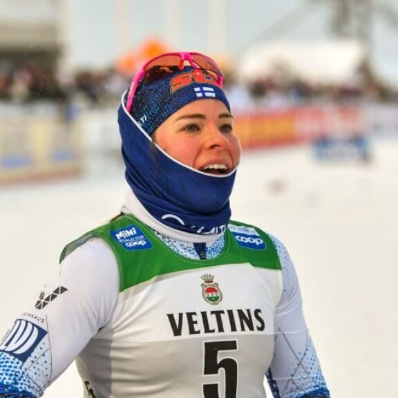 Krista Pärmäkoski on tottunut sivakoimaan kylmässä säässä. Silti hänenkin kätensä ja varpaansa alkoivat jäätyä Rukan maailmancup-pakkasissa. Krista Pärmäkoski on tottunut sivakoimaan kylmässä säässä. Silti hänenkin kätensä ja varpaansa alkoivat jäätyä Rukan pakkasissa.