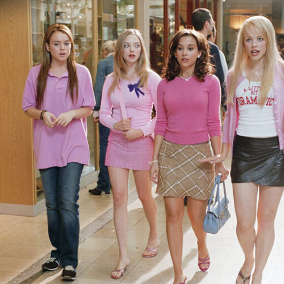 Lindsay tunnetaan vuoden 2004 elokuvasta Mean Girls. Hän tekee paluun elokuvanäyttelijän hommiin Netflixin romanttisessa komediassa, jonka on tarkoitus ilmestyä joulun aikaan. Mean Girls