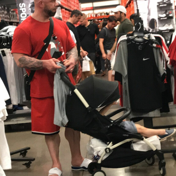 Jari bongattiin vuonna 2019 Sawgrass Millsin jättiläisoutlet-ostarista rapakon takaa Amerikasta. mentula shoppailee