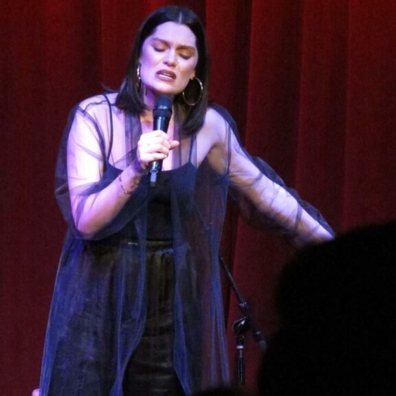 Jessie J on menettänyt kuulon toisesta korvastaan. Jessie J jatkoi urhoollisesti keikkaansa, vaikka hänellä on ollut rankkoja kokemuksia takanaan.