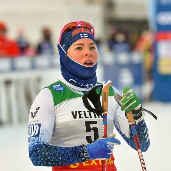 Krista Pärmäkoski hämmästeli kisajärjestäjien päätöstä siirtää naisten 10 kilometrin kilpailu aamulta iltapäivälle. Krista Pärmäkoski hämmästeli kisajärjestäjien päätöstä siirtää naisten 10 kilometrin kilpailu aamulta iltapäivälle.