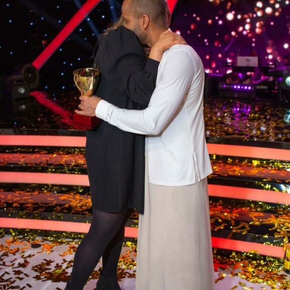 Lopulta Nelli-vaimo piti päänsä, ja halasi tiukasti Erkku-kultaansa. Ernest Lawson