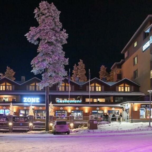 Yöllä pahimmat jonot olivat jo purkautuneet. Zonen uumenissa sattuu ja tapahtuu. Suositussa after ski -ravintolassa on vuosien saatossa muodostunut pariskunta jos toinenkin. Zonen uumenissa sattuu ja tapahtuu. Suositussa after ski -ravintolassa on vuosien saatossa syntynyt pariksunta jos toinenkin.