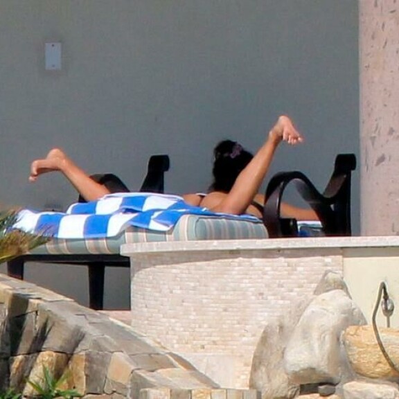 Pakarat vilkkuivat Jessican loikoillessa aurinkotuolillaan. j