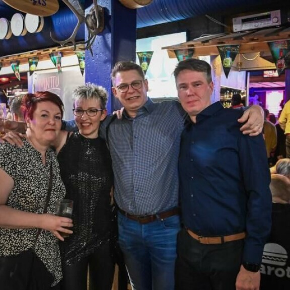 Ninni, Marika, Jani ja Mika ottivat ilon irti Zonessa. Suvi Teräsniskaa diggaileva seurue tiesi onnistuneen illan askelmerkit: – Ihana ystävien seura. Rukalla on aina mukavaa! Jee, hyvä Ruka! Ninni, Marika, Jani ja Mika ottivat ilon irti Zonessa. Suvi Teräsniskaa diggaileva seurue tiesi onnistuneen illan askelmerkit: – Ihana ystävien seura. Rukalla on aina mukavaa! Jee, hyvä Ruka!