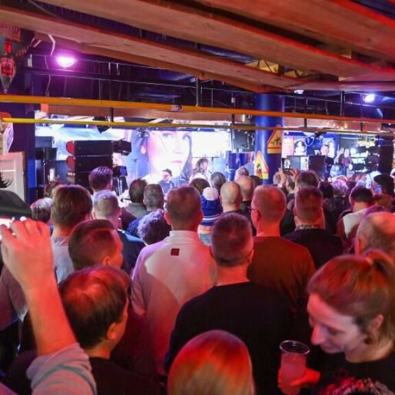 Kotimaisen iskelmän supertähti Suvi Teräsniska sai tunnelman nousemaan aivan tappiin tunturiravintola Zonessa. Iskelmän supertähti Suvi Teräsniska sai tunnelman nousemaan aivan tappiin tunturiravintola Zonessa.