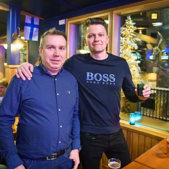 Pohjois-Pohjanmaan karpaasit Niko ja Tommi saapuivat Zoneen laatumusiikin perässä. – Kyllä meillä Suvi Teräsniska oli kiikarissa. Mutta ilta jatkuu siitä. Pohjois-Pohjanmaan karpaasit Niko ja Tommi saapuivat Zoneen laatumusiikin perässä. – Kyllä meillä Suvi Teräsniska oli kiikarissa. Mutta ilta jatkuu siitä.