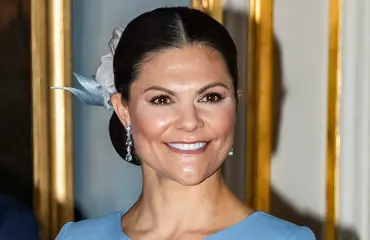 Vau! Kruununprinsessa Victoria edusti jälleen suomalaisluomuksessa - lehdistö vitsaili prinsessa Sofian Batman-hatusta