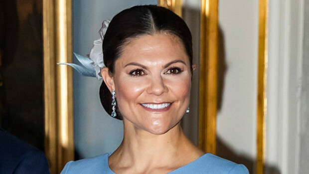 Vau! Kruununprinsessa Victoria edusti jälleen suomalaisluomuksessa - lehdistö vitsaili prinsessa Sofian Batman-hatusta Ruotsin kruununprinsessa Victoria