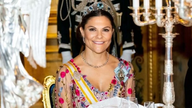Kruununprinsessa Victoria juhli mielettömän upeassa iltapuvussa - jätti varjoonsa tyyli-ikonin Espanjan kuningattaren kruununprinsessa Victoria