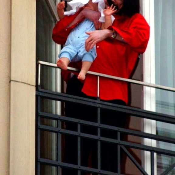 Michael Jacksonin holtiton vauvankäsittely tallentui kameroille vuonna 2002. Bigi Jackson