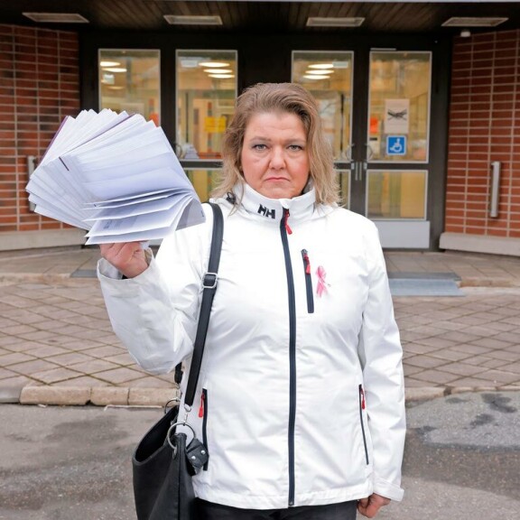 Titta-Lise Viljanen näyttää Sedun auttamisesta syntyneitä laskupinoja. Titta-Lise Viljanen näyttää Sedun auttamisesta syntyneitä laskupinoja.