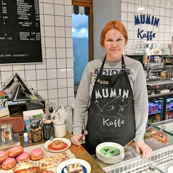 Vuonna 2016 Sanna perusti Mumin Kaffe -kahvilaketjun. Kaksi vuotta myöhemmin yritys oli konkurssissa. Vuonna 2016 Sanna perusti Mumin Kaffe -kahvilaketjun. Kaksi vuotta myöhemmin yritys oli konkurssissa.