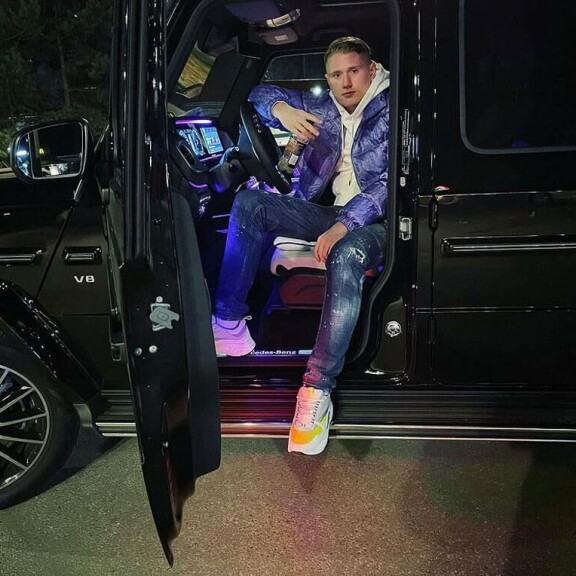 Musiikillaan menestynyt nuori mies osasi esitellä saavutuksiaan. Erityisen perso hän näytti olleen hienoille autoille. ee