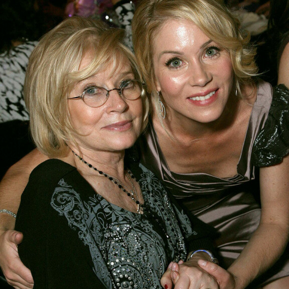 Christina ja Nancy-äiti ovat molemmat selvinneet rintasyövästä. Christina Applegate ja Nancy Priddy