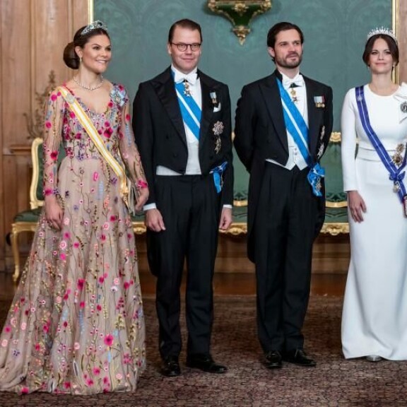 Vickanin upea kukallinen leninki erosi boheemilla tyylillään Sofian klassisen veistoksellisesta valkoisesta asusta. kruununprinsessa Victoria, prinssi Daniel, prinssi Carl Philip. prinsessa Sofia