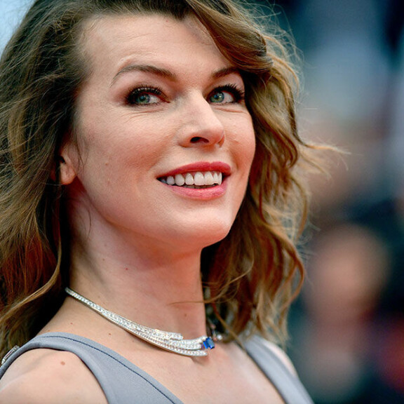 Mila Jovovich piipahti Pulmuset-sarjassa 1989. Mila Jovovich
