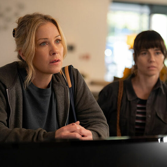 Christinan näyttelijäkollega Netflix-sarjassa Dead to Me on Linda Cardellini. Dead to Me