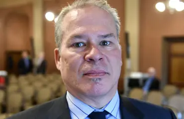 Valtiovarainministeriön finanssineuvos ryttäsi Mersunsa Helsingissä – epäillään törkeästä rattijuopumuksesta – kuva!