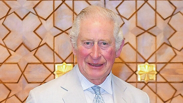 Prinssi Charles perheensä kuriirina Lähi-idässä - haki pulloittain pyhää vettä Lilibetille ja hovin vauvoille Prinssi Charles