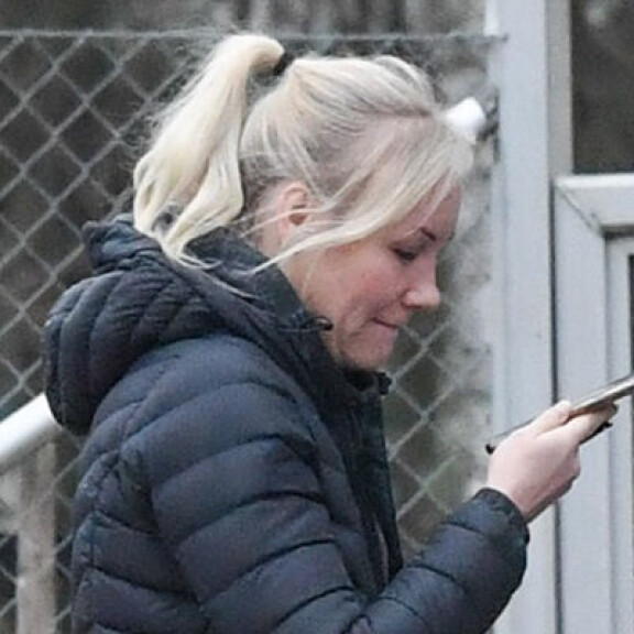 Emma tutki puhelintaan saapuessaan kuntosalilta. Emma