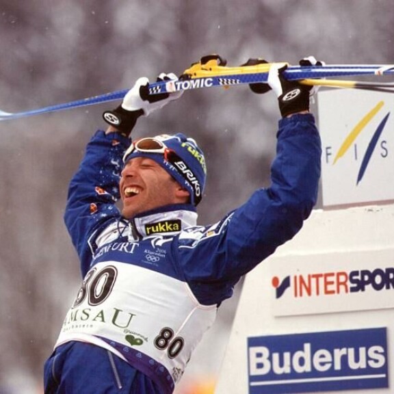 Mykistävän hyvä Mika Myllylä hiihti kolme kultamitalia Ramsaun MM-kisoissa 1999. Nämä muistot eivät kuitenkaan enää kantaneet, kun dopingkohu syttyi Lahden vuoden 2001 kisojen aikaan. MM