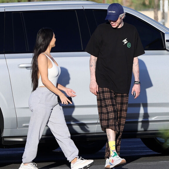 Kaunotar tarttui spontaanista tuoreen heilansa käteen, kun he lähtivät autoltaan poispäin. Kuvat kertovat heidän väleistään varsin paljon. Kim Kardashian ja Pete Davidson