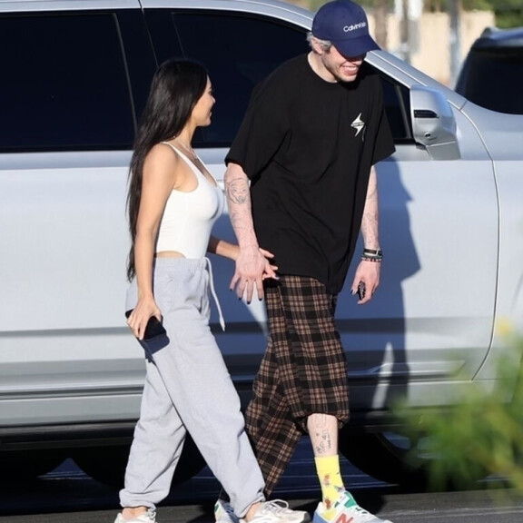 Kohukuvat julki! Meikitön Kim Kardashian käsi kädessä uuden kultansa kanssa – ei piitannut paparazzeista! Kim Kardashian ja Pete Davidson
