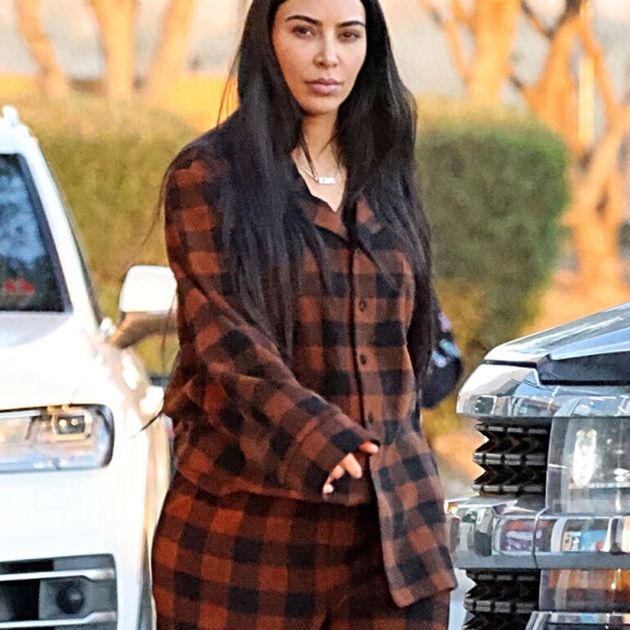 Kim huomasi kuvaajan, muttei tuntunut piittaavan juurikaan. Kim Kardashian