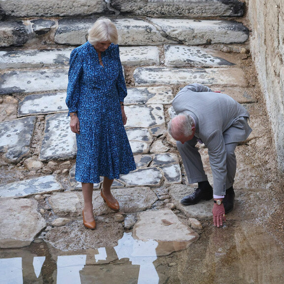 Charles kasteli sormensa pyhään veteen, jota lähti pulloittain mukaan Isoon-Britanniaan perheen kastejuhlia varten. Prinssi Charles ja Cornwallin herttuatar Camilla