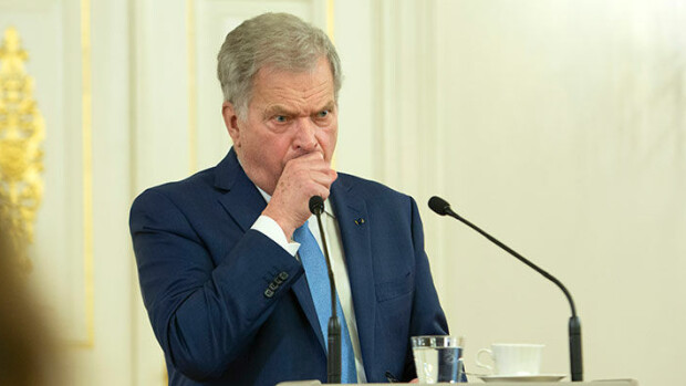 Sauli Niinistö kovan flunssan kourissa lehdistön edessä: köhi ja pyyhki tuskaisen oloisena otsaansa - kuvat Presidentti Sauli Niinistö